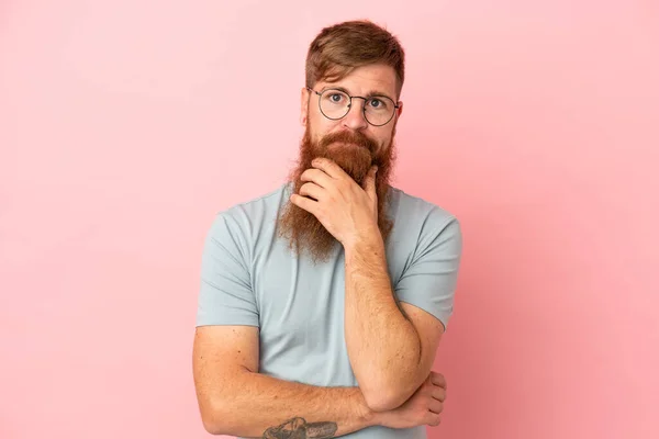 Young Reddish Caucasian Man Isolated Pink Background Thinking — Stockfoto