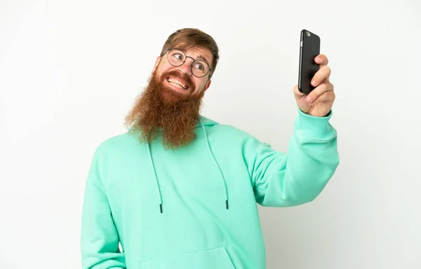 Młody Rudawy Biały Mężczyzna Odizolowany Białym Tle Robi Selfie — Zdjęcie stockowe