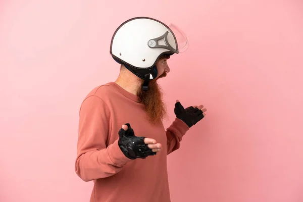 Giovane Uomo Caucasico Rossastro Con Casco Moto Isolato Sfondo Rosa — Foto Stock