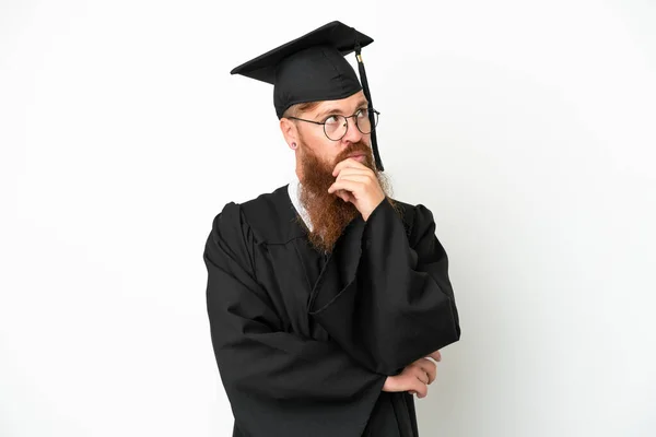 Junger Universitätsabsolvent Rötlich Mann Isoliert Auf Weißem Hintergrund Hat Zweifel — Stockfoto