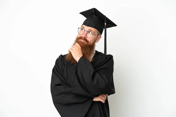 Jovem Universitário Graduado Homem Avermelhado Isolado Fundo Branco Olhando Para — Fotografia de Stock