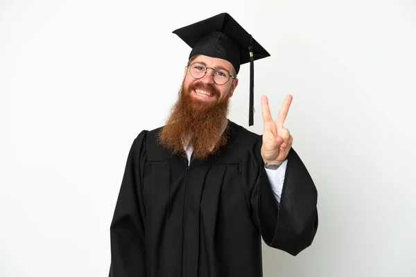 Jonge Universiteit Afgestudeerde Roodachtige Man Geïsoleerd Witte Achtergrond Glimlachen Tonen — Stockfoto