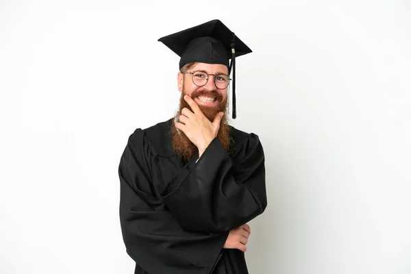 若い大学院生赤みを帯びた男は 白の背景に幸せと笑顔で隔離 — ストック写真