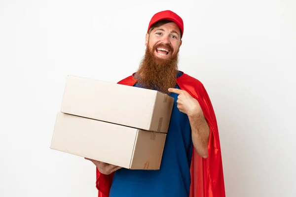 Super Hrdina Dodání Načervenalý Muž Izolované Bílém Pozadí Překvapivým Výrazem — Stock fotografie