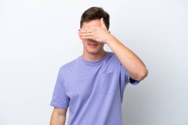 Genç ve yakışıklı Brezilyalı bir adam beyaz arka planda, gözleri elleriyle kapatıyor. Bir şey görmek istemiyorum.