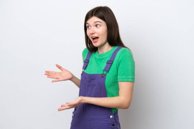 Mavi arka planda mahsur kalmış genç bir Rus kadın.