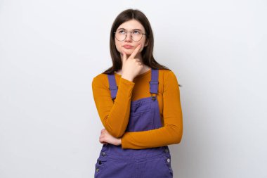 Mavi arka planda izole edilmiş genç bir Rus kadının şüpheleri var.