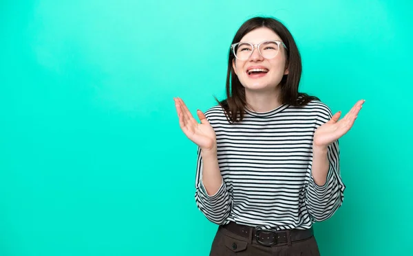 Jong Russisch Vrouw Geïsoleerd Groene Achtergrond Glimlachen Veel — Stockfoto