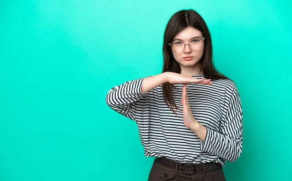 Joven Mujer Rusa Aislada Sobre Fondo Verde Haciendo Gesto Tiempo — Foto de Stock