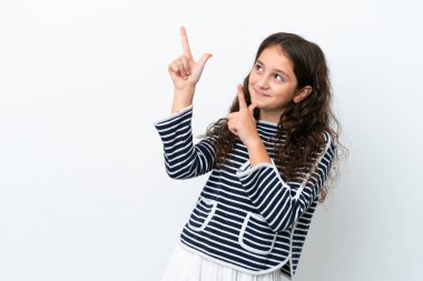 Beyaz arka planda izole edilmiş küçük beyaz kız işaret parmağıyla işaret etmek harika bir fikir.