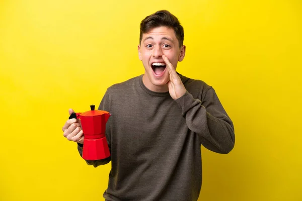 Young Brazilian Man Holding Coffee Pot Isolated Yellow Background Shouting — Fotografia de Stock