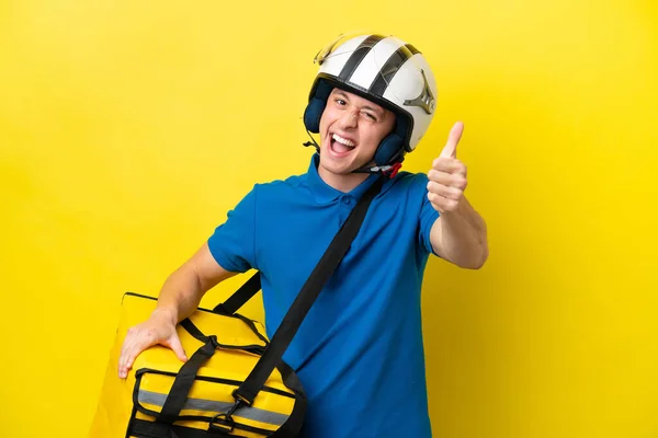 Junger Brasilianer Mit Thermorucksack Auf Gelbem Hintergrund Mit Erhobenem Daumen — Stockfoto