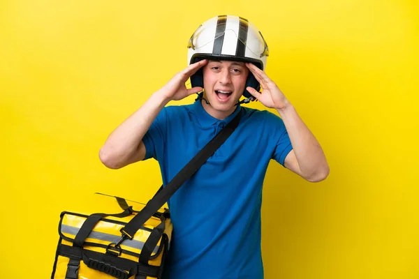 Jonge Braziliaanse Man Met Thermische Rugzak Geïsoleerd Gele Achtergrond Met — Stockfoto