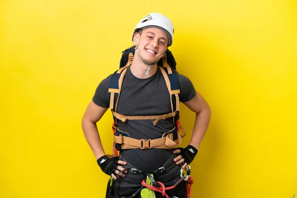 Jonge Bergbeklimmer Braziliaanse Man Poseren Met Armen Hip Glimlachend — Stockfoto