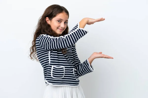 Pequena Menina Caucasiana Isolado Fundo Branco Segurando Espaço Para Inserir — Fotografia de Stock