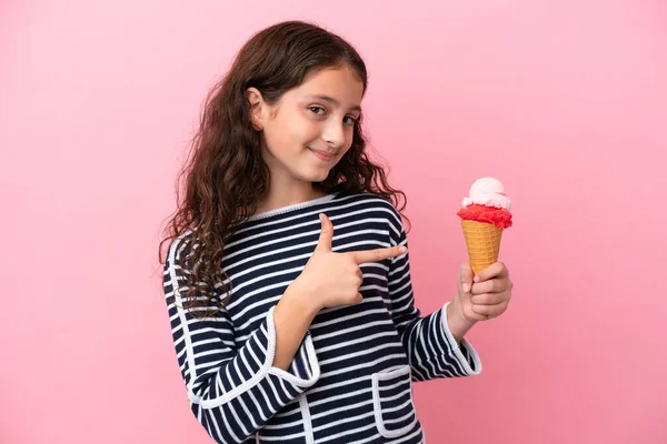 Liten Kaukasiska Flicka Som Håller Glass Isolerad Rosa Bakgrund Pekar — Stockfoto