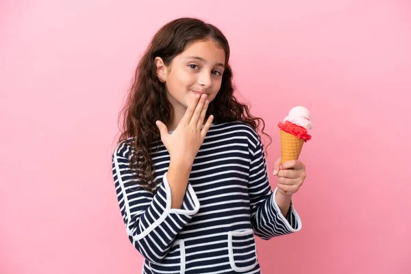 Liten Kaukasisk Flicka Håller Glass Isolerad Rosa Bakgrund Tittar Upp — Stockfoto