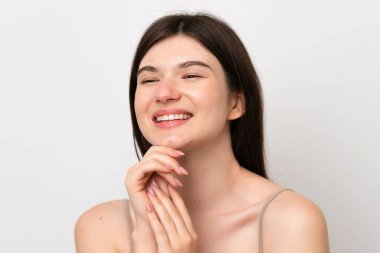 Beyaz arka planda izole edilmiş genç, güzel bir Rus kadın. Portre