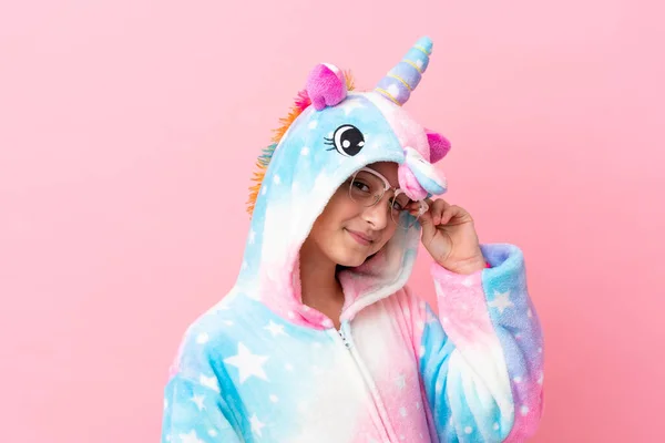 Niña Caucásica Con Pijama Unicornio Aislado Sobre Fondo Rosa —  Fotos de Stock