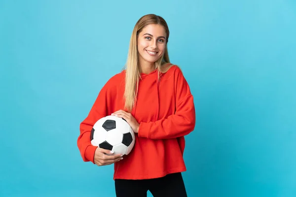 Młoda Piłkarz Kobieta Odizolowany Niebieskim Tle Pozowanie Ramionami Biodra Uśmiech — Zdjęcie stockowe