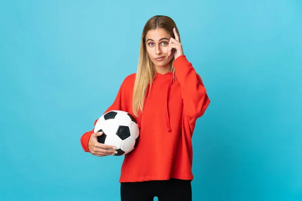 Jovem Jogador Futebol Mulher Isolado Fundo Azul Pensando Uma Ideia — Fotografia de Stock