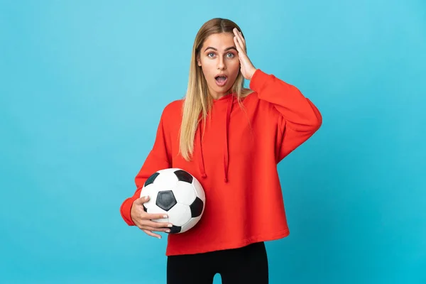 Jovem Jogador Futebol Mulher Isolado Fundo Azul Com Expressão Surpresa — Fotografia de Stock