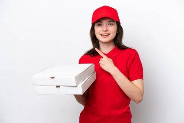 Genç Rus pizza teslimatı beyaz arka planda izole edilmiş pizza kutularını alıyor.