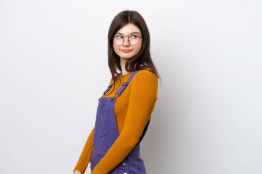 Mavi arka planda izole edilmiş genç bir Rus kadın. Portre