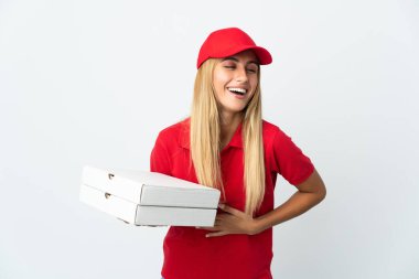 Pizza dağıtan kadın beyaz arka planda izole edilmiş pizza tutuyor. Çok gülümsüyor.