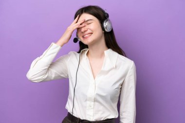 Mor arka planda izole edilmiş bir kulaklıkla çalışan pazarlamacı Rus kadın bir şey fark etti ve çözüme niyetlendi.