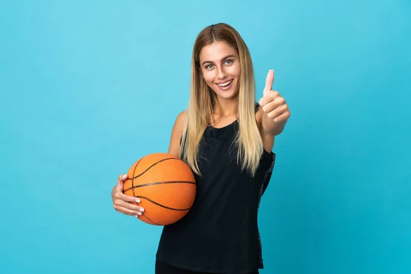 Jovem Mulher Jogando Basquete Isolado Fundo Branco Com Polegares Para — Fotografia de Stock