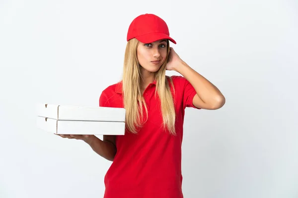 Pizza Dodávka Žena Drží Pizzu Izolované Bílém Pozadí Pochybnostmi — Stock fotografie