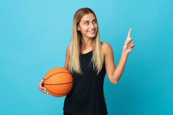 Jovem Mulher Jogando Basquete Isolado Fundo Branco Apontando Para Uma — Fotografia de Stock