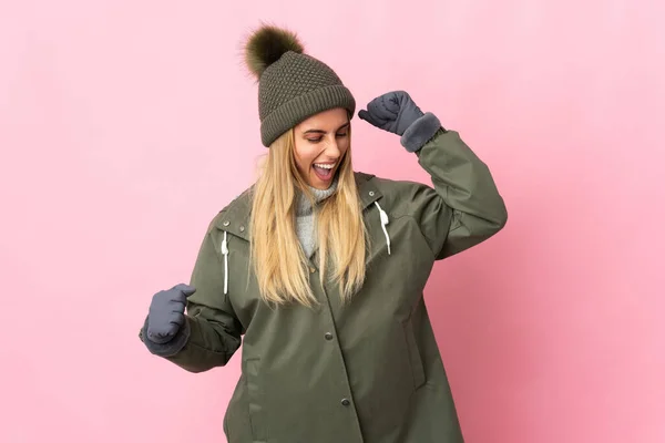 Jovem Com Chapéu Inverno Isolado Fundo Rosa Celebrando Uma Vitória — Fotografia de Stock