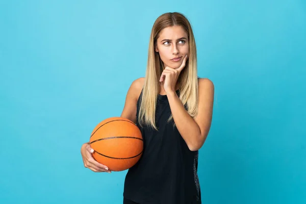 Jonge Vrouw Spelen Basketbal Geïsoleerd Witte Achtergrond Met Twijfels Denken — Stockfoto