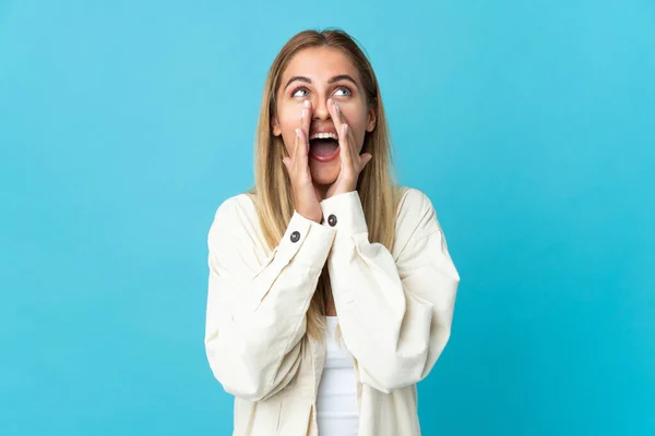 Giovane Donna Bionda Isolata Sfondo Blu Urlando Annunciando Qualcosa — Foto Stock