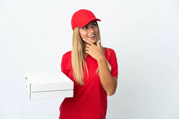 Mulher Entrega Pizza Segurando Uma Pizza Isolada Fundo Branco Olhando — Fotografia de Stock