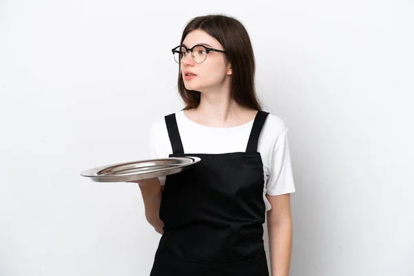 Jeune Femme Chef Russe Avec Plateau Isolé Sur Fond Blanc — Photo