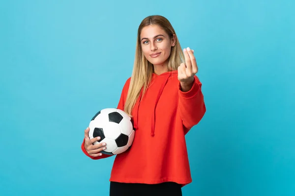 Młody Piłkarz Kobieta Odizolowany Niebieskim Tle Pieniądze Gest — Zdjęcie stockowe