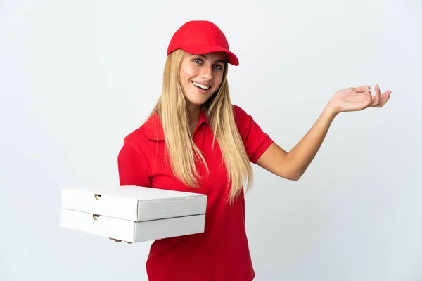 Mulher Entrega Pizza Segurando Uma Pizza Isolada Fundo Branco Estendendo — Fotografia de Stock