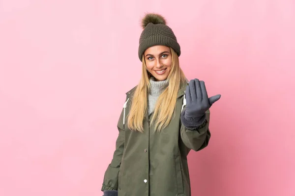 Young Woman Winter Hat Isolated Pink Background Inviting Come Hand — Foto Stock