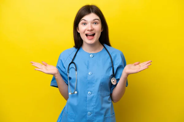 Jonge Chirurg Arts Russische Vrouw Geïsoleerd Gele Achtergrond Met Geschokte — Stockfoto