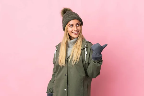 Giovane Donna Con Cappello Invernale Isolato Sfondo Rosa Che Punta — Foto Stock