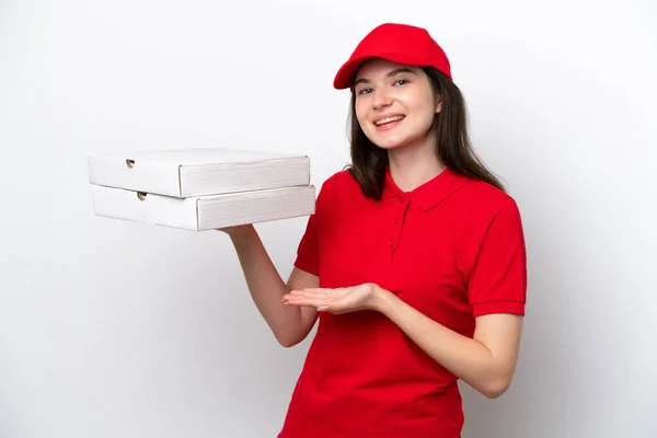 Entrega Pizza Russa Jovem Pegando Caixas Pizza Isoladas Fundo Branco — Fotografia de Stock