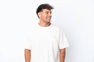 Beyaz arka planda izole edilmiş beyaz tenli yakışıklı bir adam.