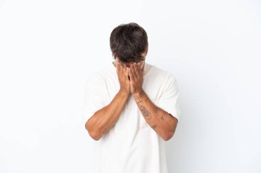 Beyaz arka planda izole edilmiş, yorgun ve hasta bir yüzü olan beyaz, beyaz, yakışıklı bir adam.