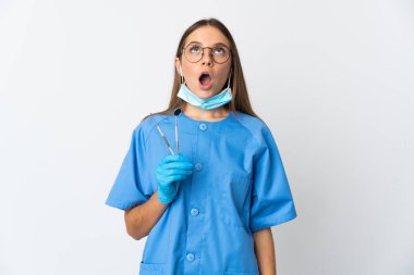 Litvanyalı kadın diş hekimi, izole edilmiş arka planda aletleri tutuyor.