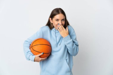 Basketbol oynayan Litvanyalı genç bir kadın beyaz arka planda izole edilmiş mutlu ve ağzı kapalı gülümsüyor.