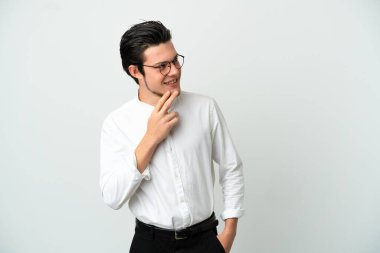 Rus iş adamı beyaz arka planda izole edilmiş gülümserken yukarı bakıyor