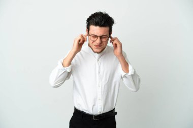 Beyaz arka planda izole edilmiş Rus işadamı hayal kırıklığına uğramış ve kulaklarını kapatmış